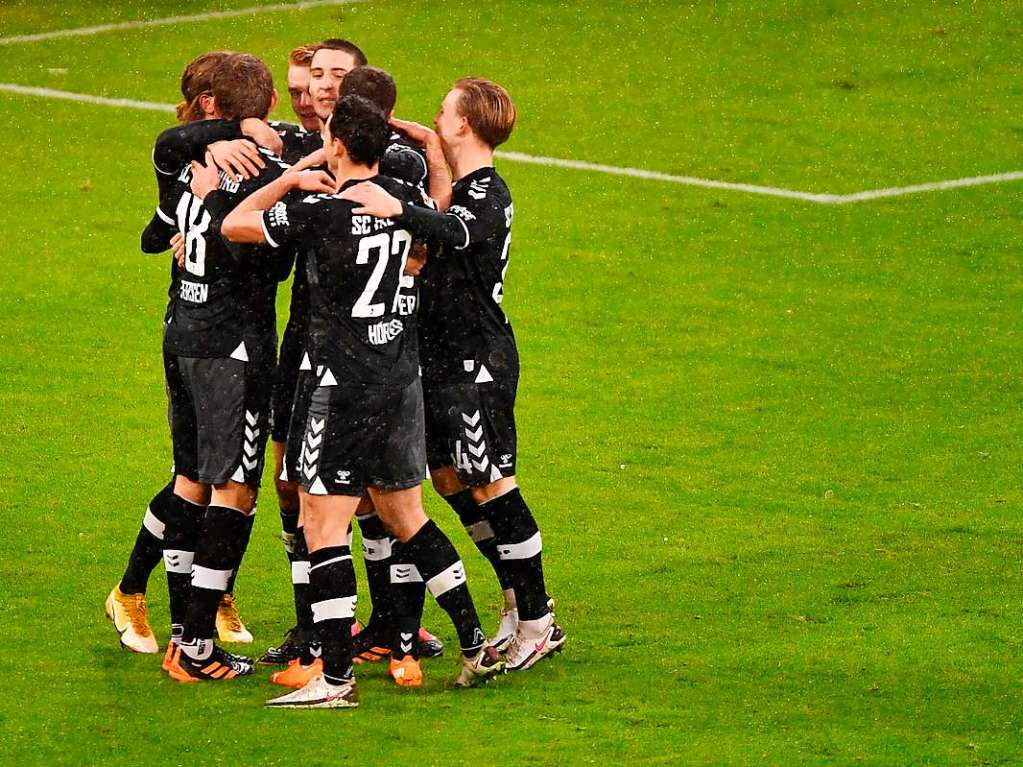 Gegen den FC Bayern Mnchen muss sich der SC Freiburg knapp geschlagen geben, die Spieler von Christian Streich verlieren in der Allianz Arena mit 1:2.