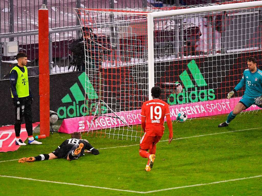 Gegen den FC Bayern Mnchen muss sich der SC Freiburg knapp geschlagen geben, die Spieler von Christian Streich verlieren in der Allianz Arena mit 1:2.