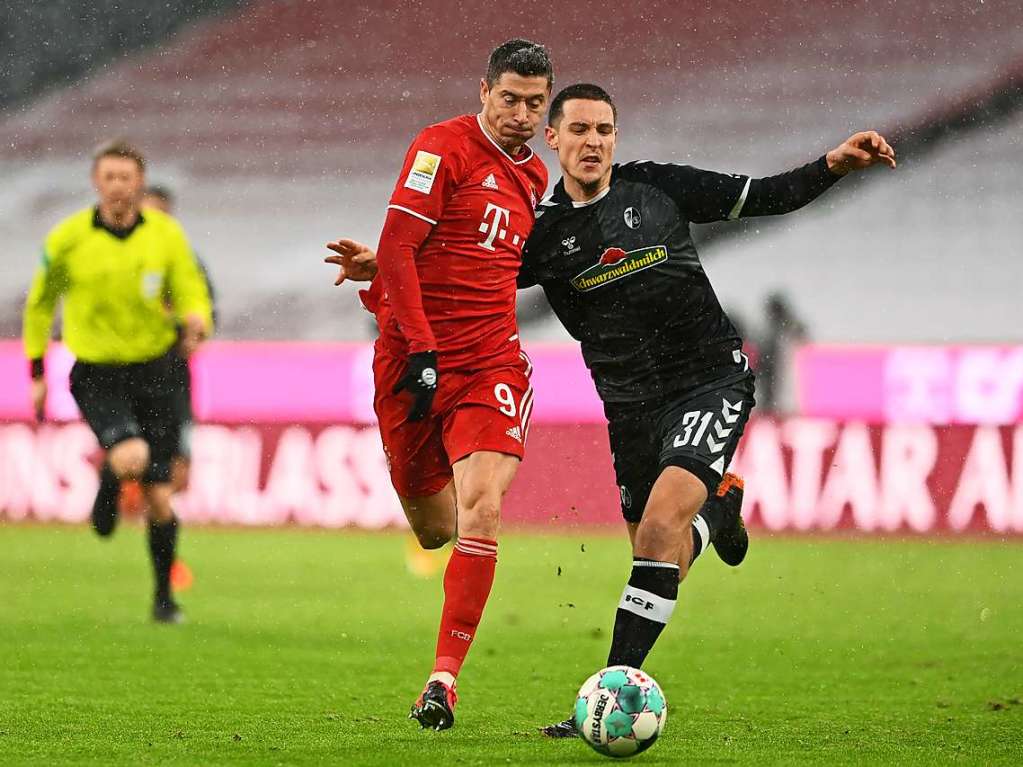 Gegen den FC Bayern Mnchen muss sich der SC Freiburg knapp geschlagen geben, die Spieler von Christian Streich verlieren in der Allianz Arena mit 1:2.