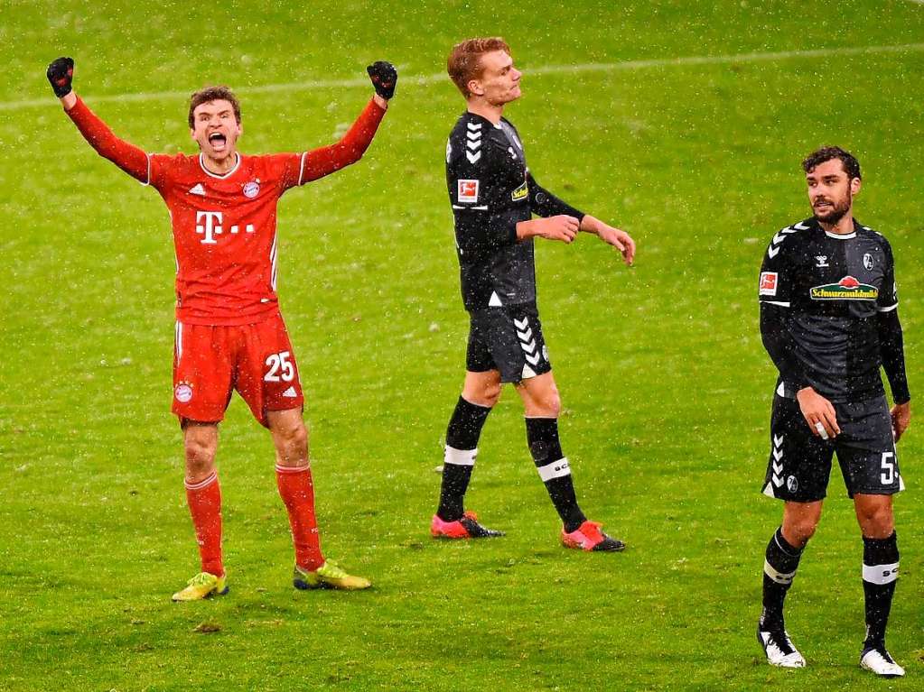 Gegen den FC Bayern Mnchen muss sich der SC Freiburg knapp geschlagen geben, die Spieler von Christian Streich verlieren in der Allianz Arena mit 1:2.