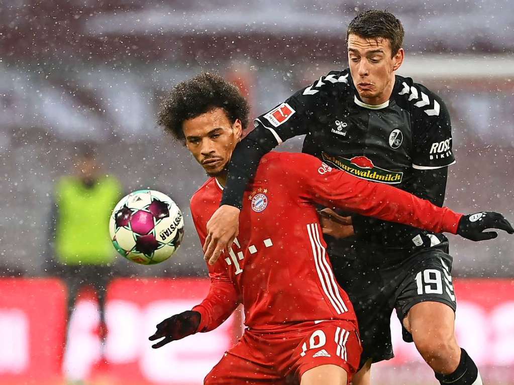 Gegen den FC Bayern Mnchen muss sich der SC Freiburg knapp geschlagen geben, die Spieler von Christian Streich verlieren in der Allianz Arena mit 1:2.