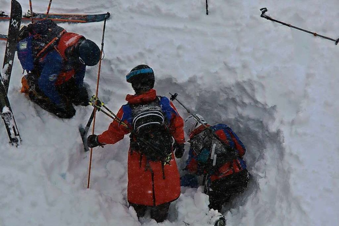 Einsatzkrfte der Bergwacht suchen nach Verschtteten im Zastler Loch.  | Foto: Bergwacht Schwarzwald