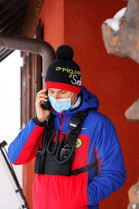 Bergwacht-Landesvorsitzender Adrian Probst an der Bergrettungswache am Hebelhof  | Foto: Susanne Gilg