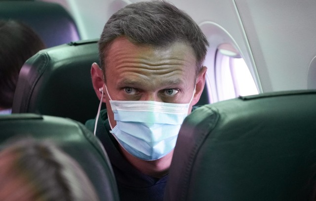 Kremlgegner Alexej Nawalny  sitzt in e...t Pobeda, um nach Moskau zu fliegen.  | Foto: Mstyslav Chernov (dpa)
