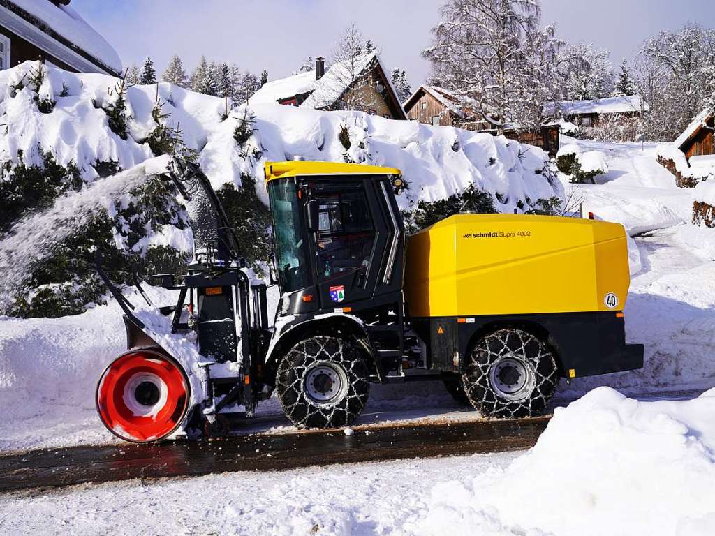 Schweres Gert ist gefragt: Die Supra-Schneefrse der Gemeinde Feldberg im Einsatz in Falkau.