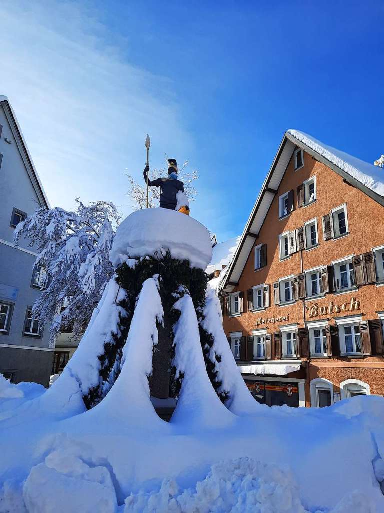 Schnee bis in die Hhen: Das Denkmal vor der Metzgerei Butsch steht mit den Fen im Schnee.