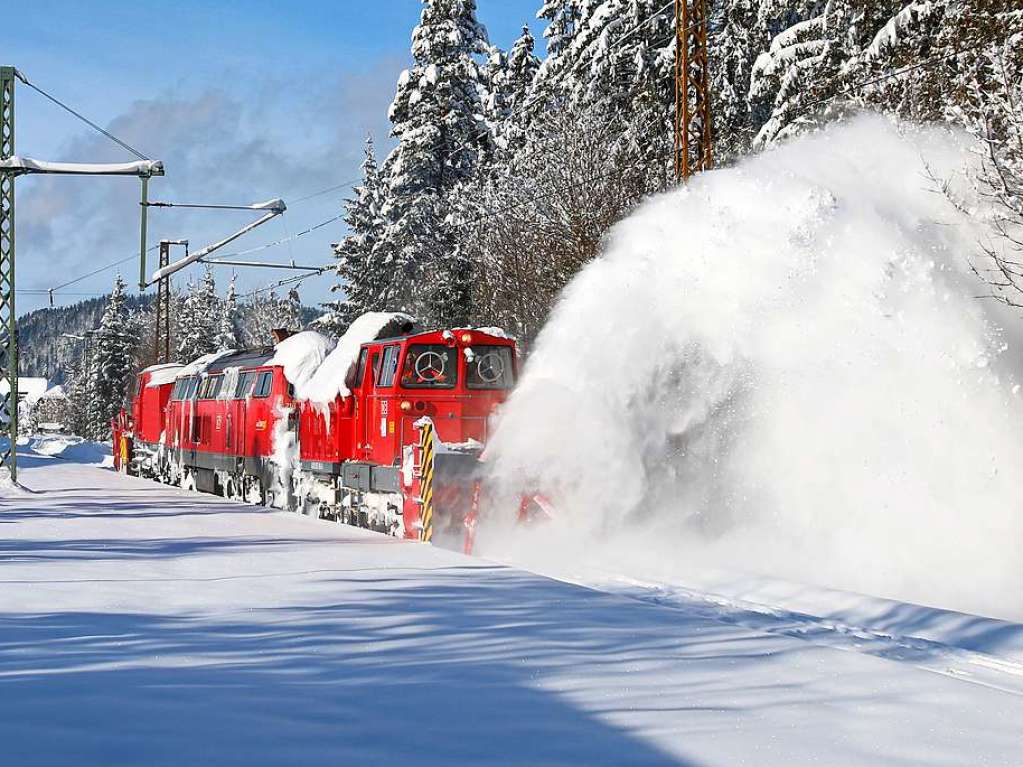 Die in Villingen stationierte Bereitschaft rckte mit einer Diesellok der Baureihe 218, dem Schneepflug und der Schneefrse an, um auf der Hllentalbahn und der Dreiseenbahn Schnee zu rumen.Unser Bild stammt aus Hinterzarten.