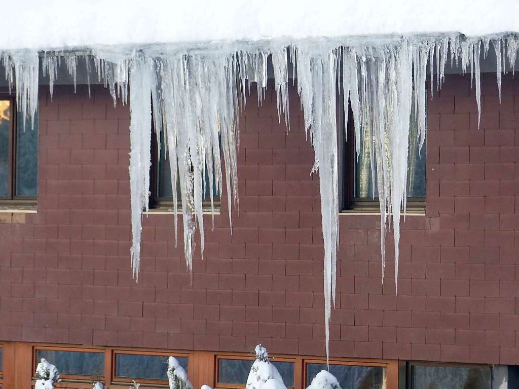 Groe Eiszapfen hngen an der Dachrinne der Jugendherberge Rudenberg.