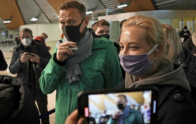 Alexej Nawalny  mit seiner Frau Julia nach der Ankunft  im Moskauer Flughafen   | Foto: Mstyslav Chernov (dpa)