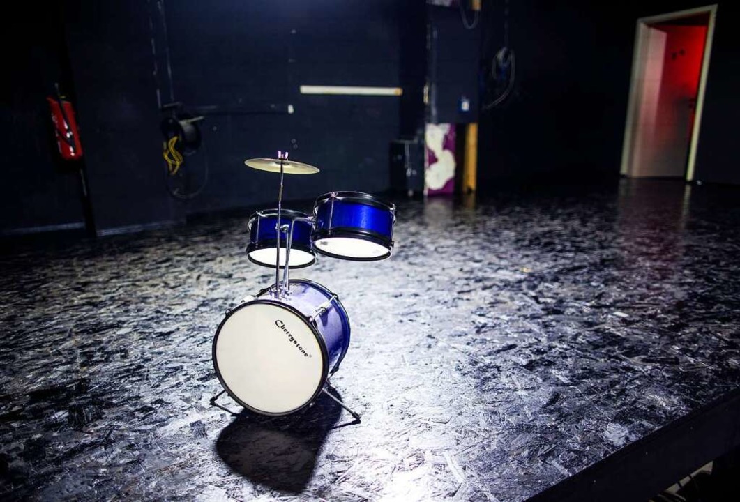 Ein Deko-Schlagzeug steht auf der leeren Bühne in der Diskothek  | Foto: Jens Büttner (dpa)