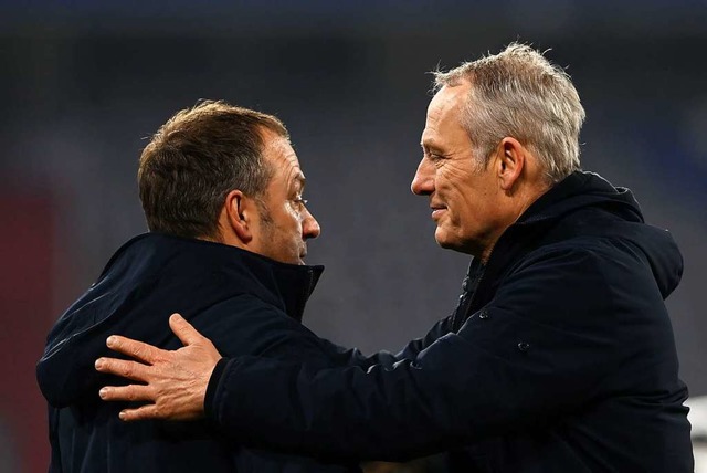 Bayern-Coach Hansi Flick (l.) und Christian Streich nach dem Spiel.  | Foto: CHRISTOF STACHE (AFP)