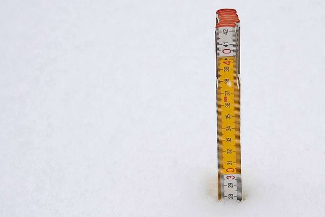 Der Holzstock zeigt eine Schneehhe von 28 Zentimetern.  | Foto: Volker Mnch