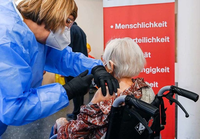 Ein mobiles Impfteam in einem Pflegeheim.  | Foto: Hendrik Schmidt (dpa)