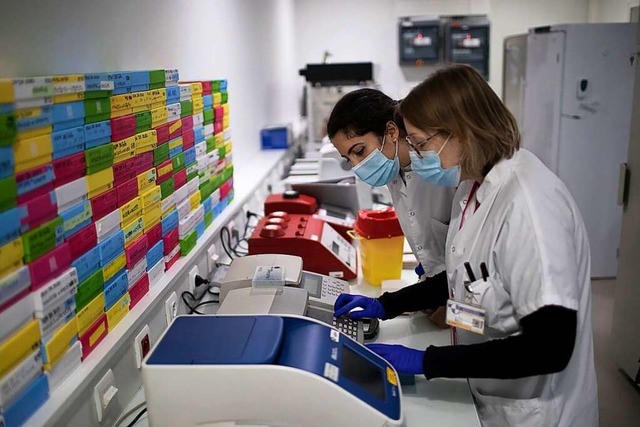 Medizintechniker bereiten in Frankreic...-Mutation zu untersuchen. (Symbolbild)  | Foto: Daniel Cole (dpa)