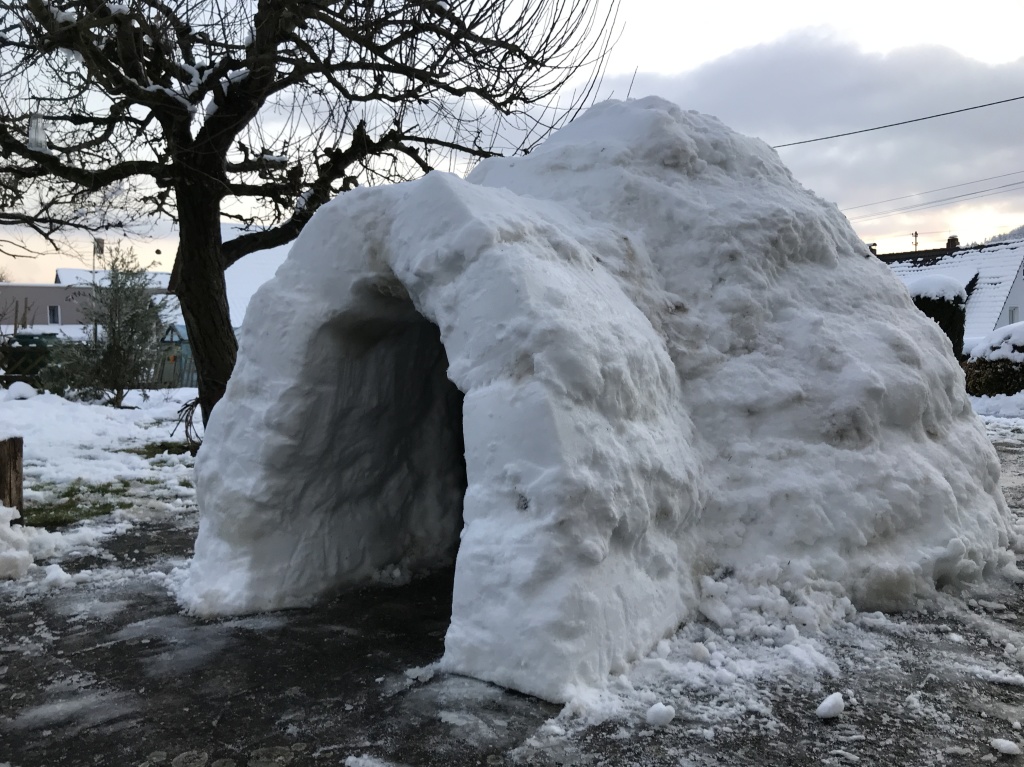 Iglu in Seelbach, gebaut vom 8-jhrigen Paul Jckle und seinen Eltern