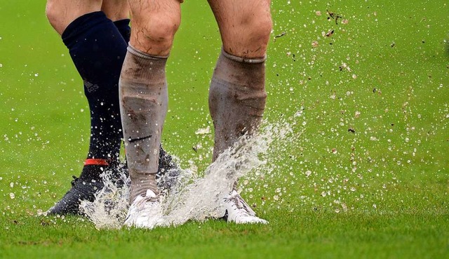 Ein nasser Rasen macht den Fuball unberechenbar.  | Foto: Patrick Seeger