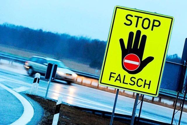 Falschfahrender Lastwagenfahrer wendet auf der A98