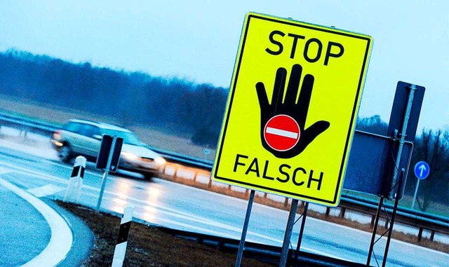 Solche Schilder warnen Falschfahrer (Symbolbild).  | Foto: Tobias Hase (dpa)