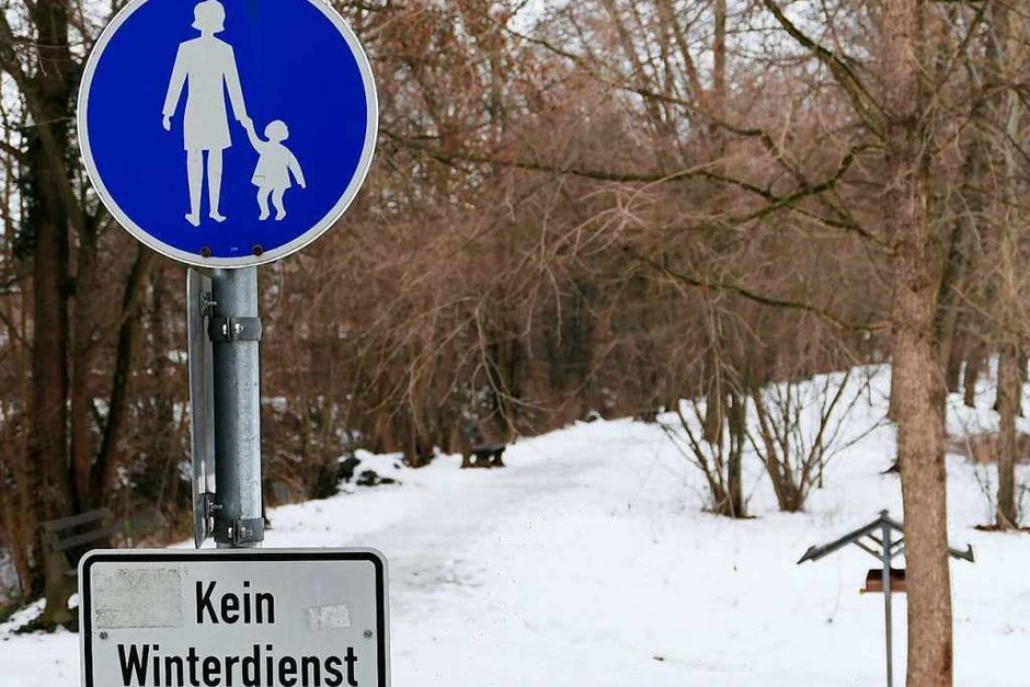 Auch wenn die Schilder keinen Winterdienst verheißen, sind viele Wege im Kurpark inzwischen doch gut geräumt und laden zum Spazierengehen ein. (Foto: Hans-Peter Müller) Auch wenn die Schilder keinen Winterdienst verheißen, sind viele Wege im Kurpark inzwischen doch gut geräumt und laden zum Spazierengehen ein. (Foto: Hans-Peter Müller)