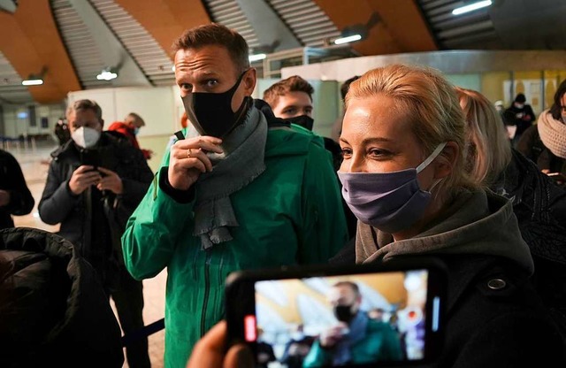 Alexej Nawalny  mit seiner Frau Julia nach der Ankunft  im Moskauer Flughafen   | Foto: Mstyslav Chernov (dpa)
