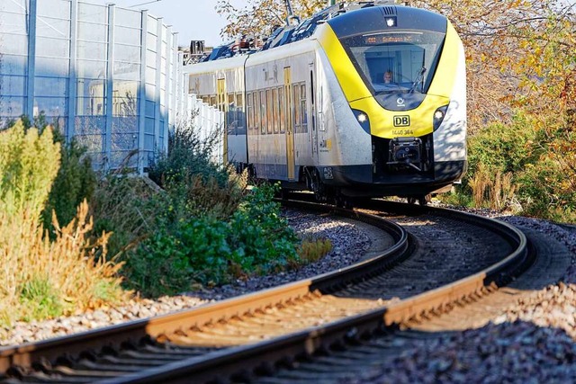 Ein E-Triebwagen der DB Regio bei der ...he im Bahnhofsbereich mit einer Achse.  | Foto: Martin Wendel