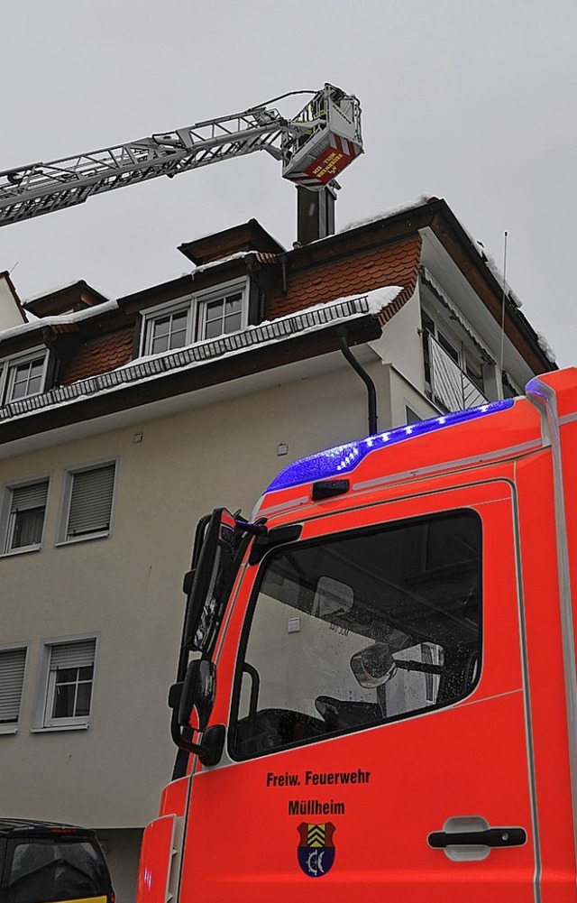 Die Feuerwehr kontrollierte den Kamin mit dem Drehleiterfahrzeug.  | Foto: Volker Mnch