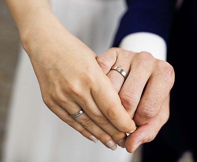 58 mal gaben sich Paare im Jahr 2020 das Ja-Wort.  | Foto: Rolf Vennenbernd (dpa)