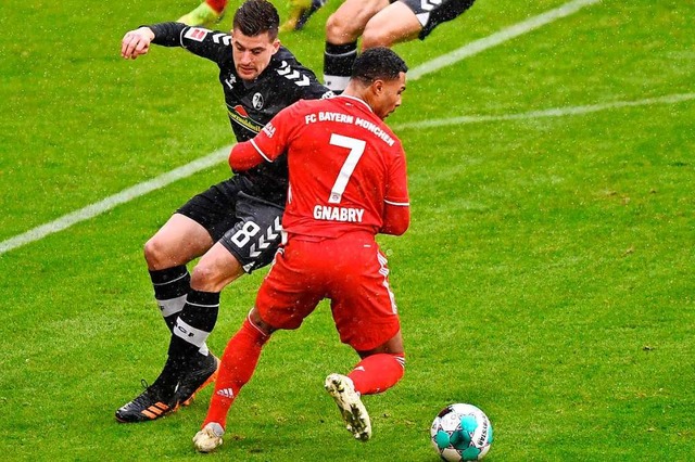 In dieser Szene mit Bayern-Spieler Ser...aptiste Santamaria die Verletzung zu.   | Foto: LUKAS BARTH-TUTTAS (AFP)