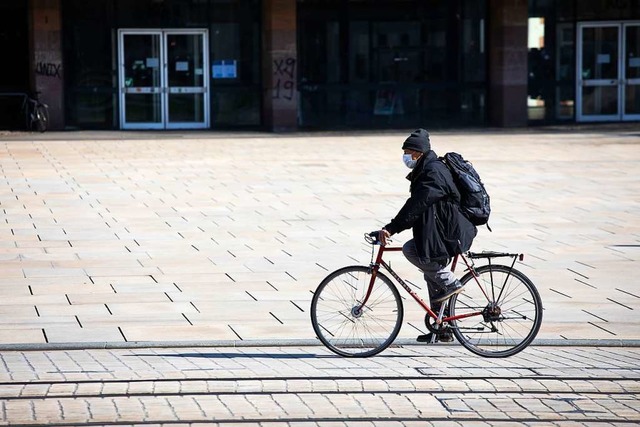 Radfahrer mit Maske Mitte Mrz auf dem...ahl an die verordneten Beschrnkungen.  | Foto: Philipp von Ditfurth (dpa)