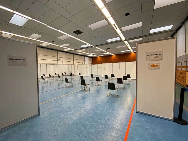 Die Rheintalhalle ist als Impfzentrum eingerichtet worden.  | Foto: Mark Alexander