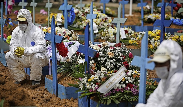 Mitarbeiter des Friedhofs Nossa Senhor...ause, whrend eine Beerdigung luft.    | Foto: Lucas Silva (dpa)