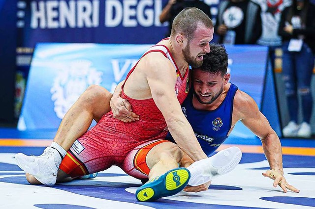 &#8222;Schippe drauflegen&#8220;: In N...nks)  den Spanier Juan Pablo Gonzalez.  | Foto: Kadir Caliskan via www.imago-images.de