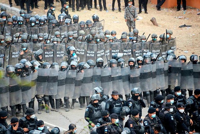 Sicherheitskrfte versuchen in Guatema... auf ihrem Weg in die USA aufzuhalten.  | Foto: JOHAN ORDONEZ (AFP)