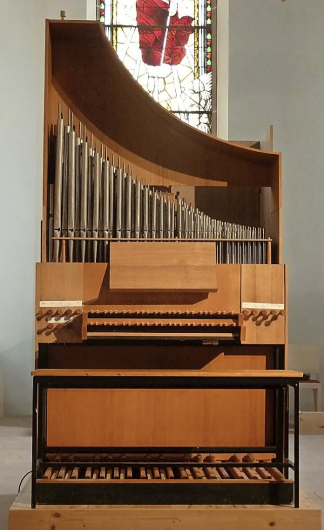 Die kleine fahrbare Orgel steht nach i...bereit im Chor der Eichstetter Kirche.  | Foto: Andreas Fischer
