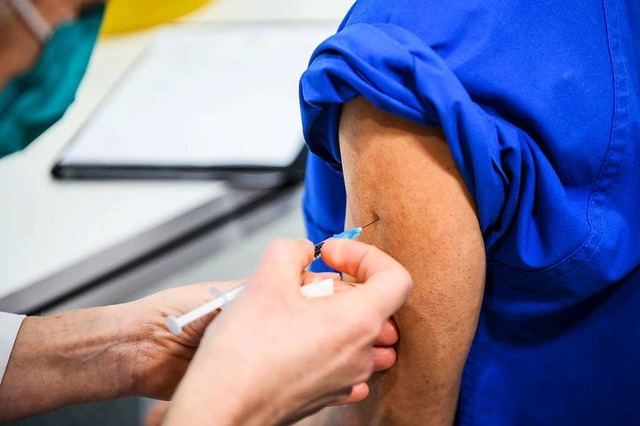In Phase 1 knnen sich ber 80-Jhrige...diensten gegen Covid-19 impfen lassen.  | Foto: Andreas Arnold (dpa)