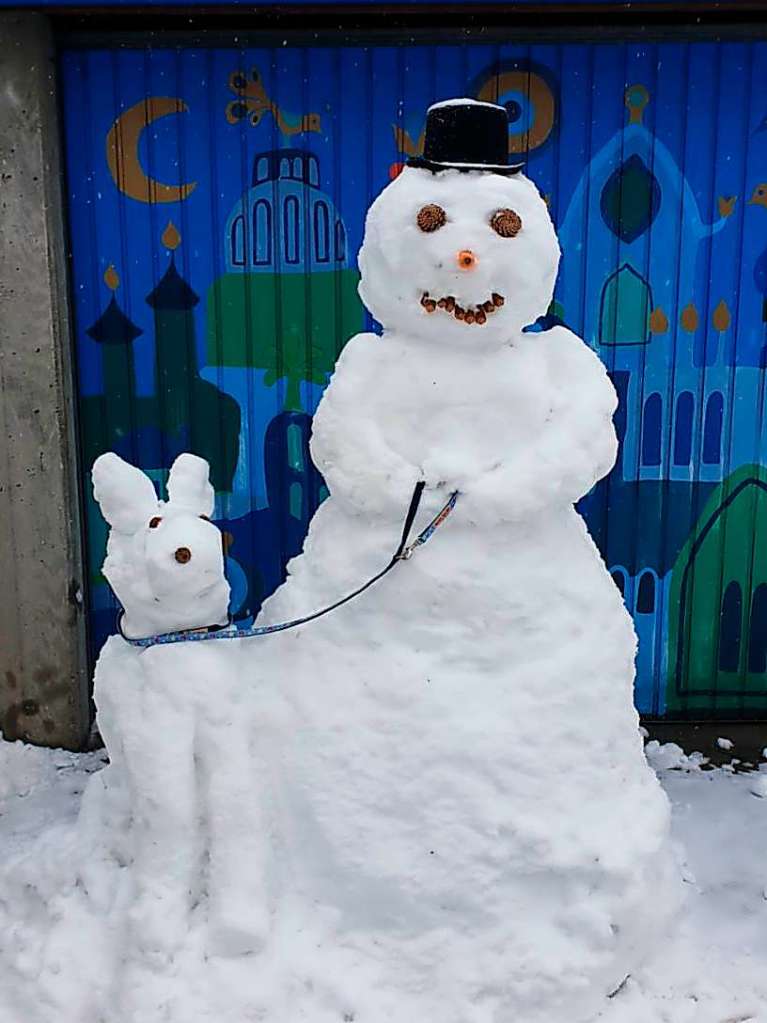 Schneemann mit Hund, gebaut und fotografiert von Ingo Janz und Co.