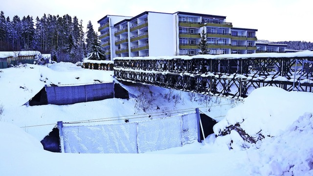 Die Sicherheitsnetze sind gesetzt. Sie... Vorboten der neuen Wolfsgrundbrcke.   | Foto: Eva Korinth