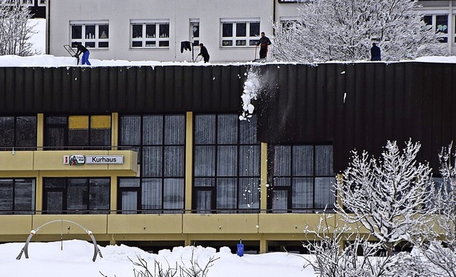 Das Dach des Kurhauses in Todtnauberg ist mit vereinter Kraft gerumt worden.   | Foto: Ulrike Jger