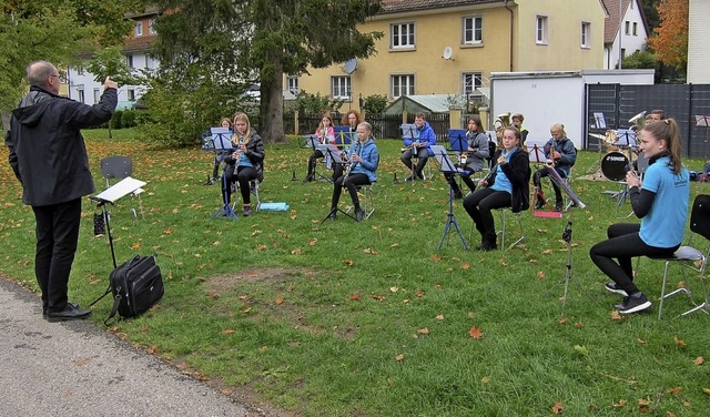 Das Vororchester bei einem seiner weni...ahr: ein Flanierkonzert am Eisweiher.   | Foto: Matthias Faller