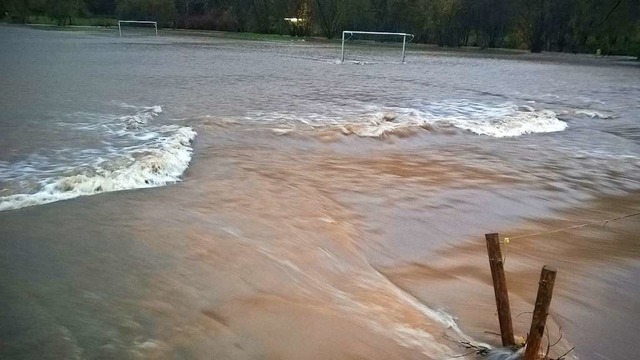 Das Lwenzahnstadion in Langenau wurde 2017 im November berschwemmt.  | Foto: Nicolai Kapitz