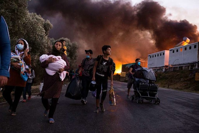 In der Nacht zum 9. September 2020 wur...ohner mussten vor den Flammen fliehen.  | Foto: Socrates Baltagiannis (dpa)