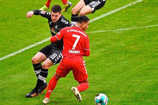 Baptiste Santamaria (links) verletzte ...ttwoch gegen Frankfurt auflaufen kann.  | Foto: LUKAS BARTH-TUTTAS (AFP)