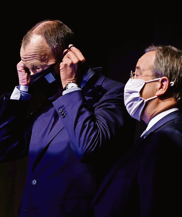 Friedrich Merz (l.) und Armin Laschet ...angenen Wochenende auf ihren Auftritt   | Foto: ODD ANDERSEN (AFP)