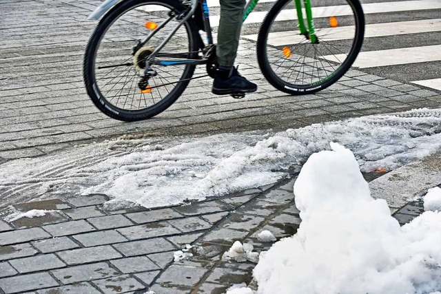 Schneeablagen an Einmndungen gehren zu den gefhrlichen Stellen fr Radfahrer.  | Foto: Michael Bamberger