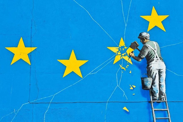 Europa geht mit dem Brexit ein Stern v...uswand im englischen Dover gemalt hat.  | Foto: GLYN KIRK (AFP)