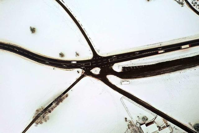 Kreuzung im Schnee aus der Drohnenperspektive