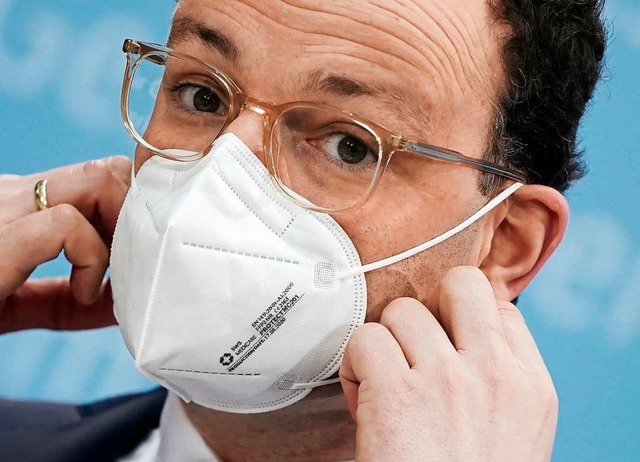 Gesundheitsminister Jens Spahn mit ein...nieren kann. Mit Bart ginge das nicht.  | Foto: Michael Kappeler (dpa)