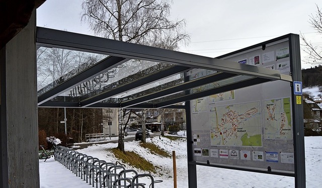 Die Infotafeln wurden ber ein Dach mit den Buswartehuschen verbunden.  | Foto: Max Stterlin