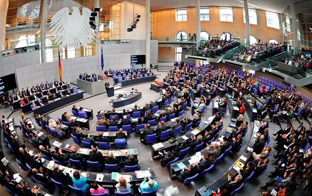 Debatte unterm Adler: Der Bundestag in Berlin.  | Foto: dpa