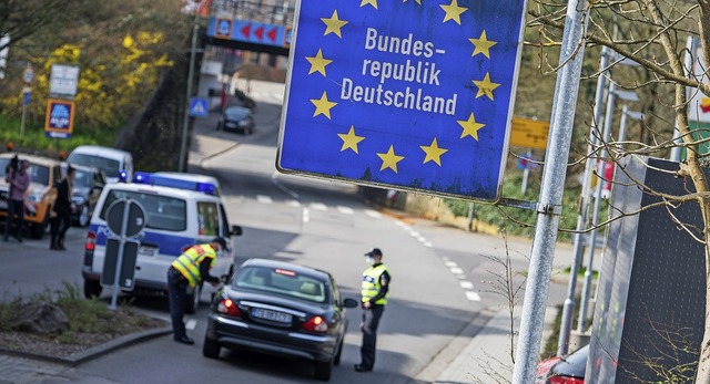 Bundespolizisten an der deutsch-franzsischen Grenze im Saarland   | Foto: Oliver Dietze (dpa)